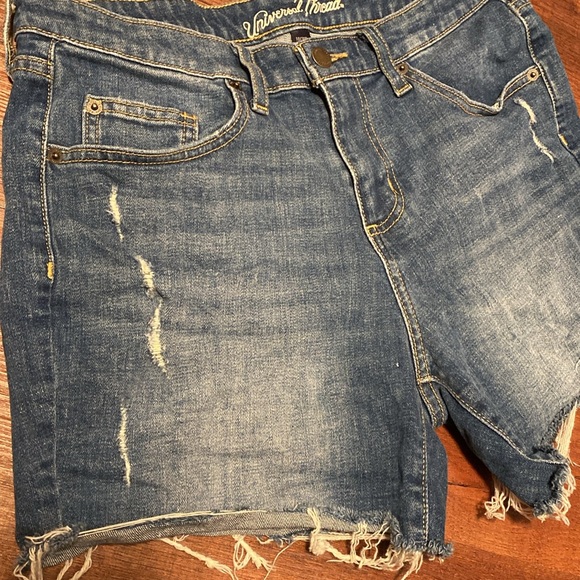 Distressed Universal Thread denim jean shorts Size 10 - Picture 3 of 9